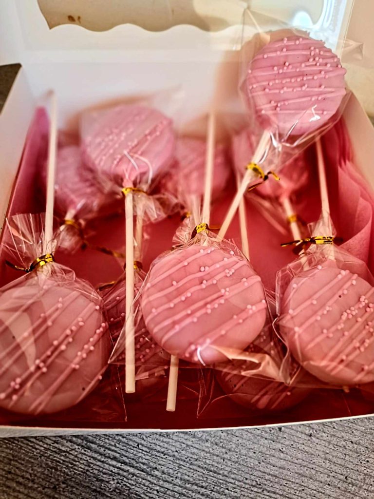 Cupcakes-cake-pops-magnums-cake-meringues14