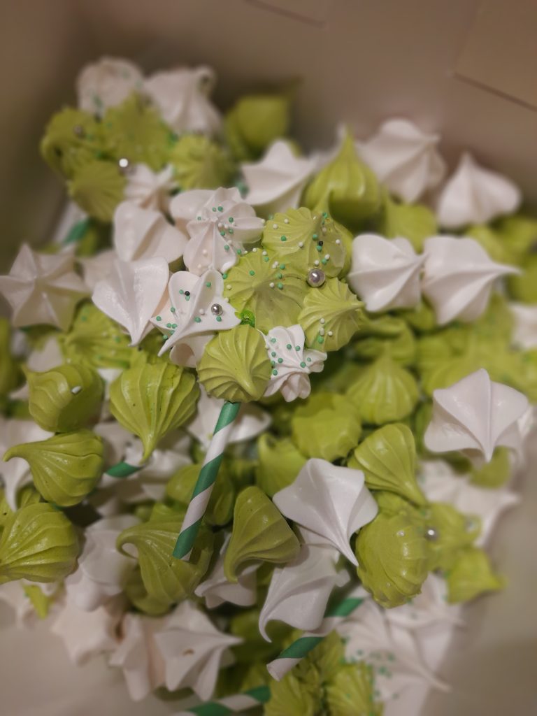 Cupcakes-cake-pops-magnums-cake-meringues23