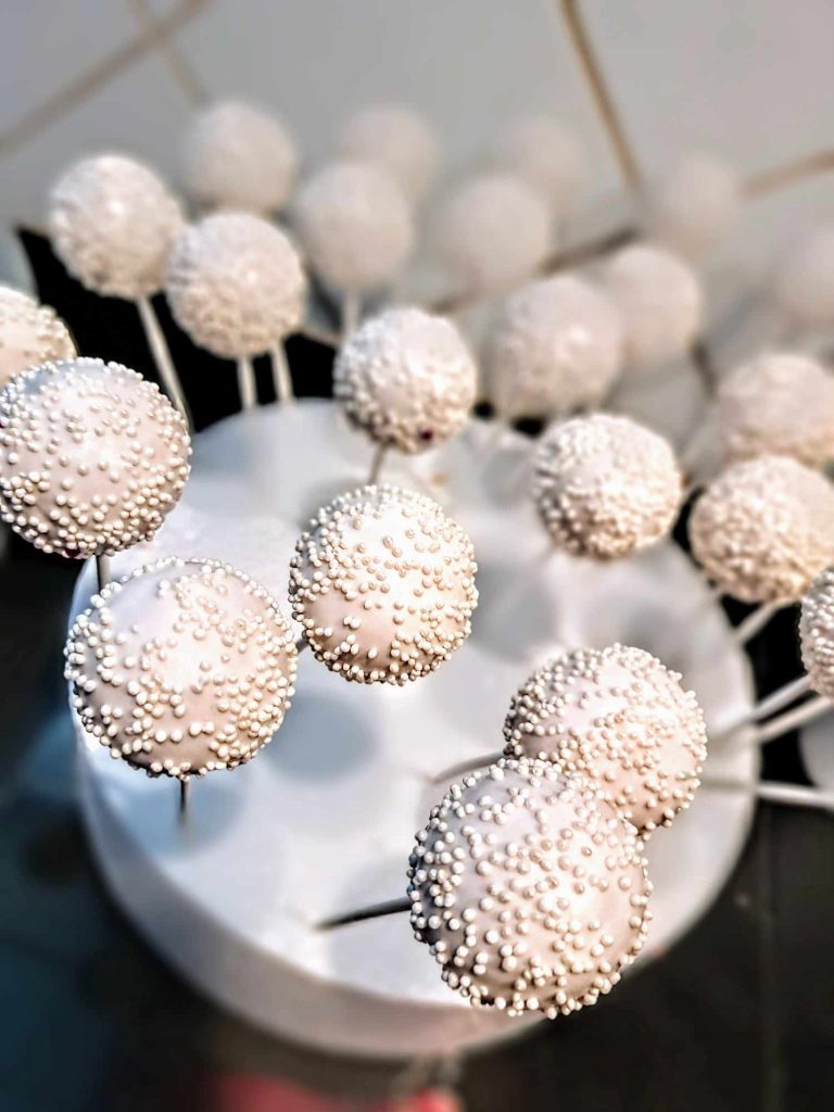 Cupcakes-cake-pops-magnums-cake-meringues27