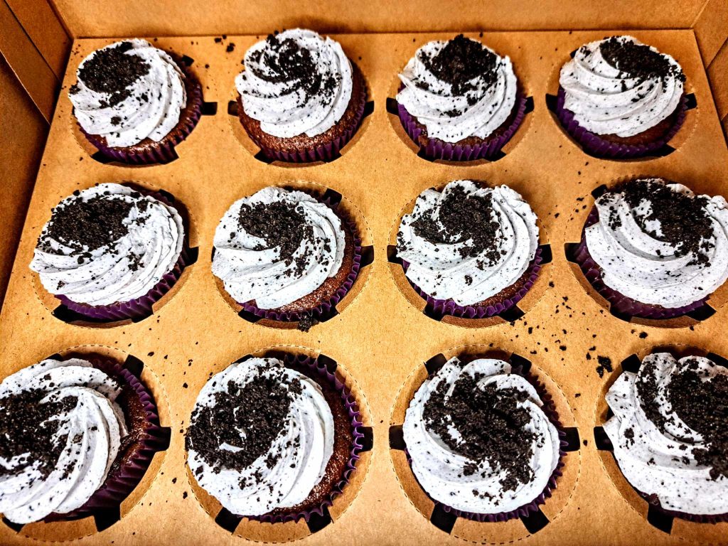 Cupcakes-cake-pops-magnums-cake-meringues29