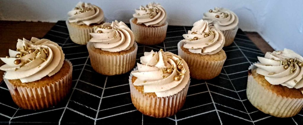 Cupcakes-cake-pops-magnums-cake-meringues32